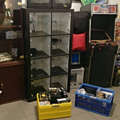 Ab jetzt heißt es, hier kommt viel Arbeit auf mich zu. Schränke und Vitrinen müssen alle komplett ausgeräumt werden. Angefangen habe ich mit der LED beleuchteten Hochkantvitrine. Nachdem alle Konsolen sorgfältig in Klappkörbe umgezogen sind und alle Schränke und Vitrinen links davon weg geschafft wurden, kippte ich die Vitrine 90 Grad nach links.