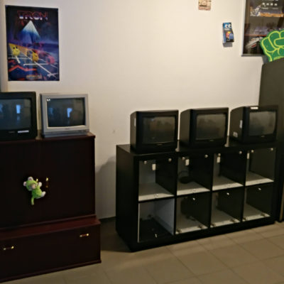 Geschafft, nun haben die TVs die perfekte Höhe von ca 80cm. Nun mussten noch die weißen Einsätze ebenfalls gedreht werden. Da diese im Holz festgeschraubt waren, kam hier auch noch mal viel Kleinarbeit auf mich zu. Die Beleuchtung musste ebenfalls neu angeklebt werden und Löcher im Holz mußten zugekittet werden.